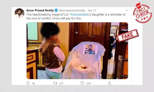 इस तस्वीर में दिख रही बच्ची शहीद कर्नल संतोष बाबू की बेटी नहीं है