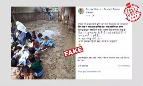 कीचड़ के बीच पढ़ाई कर रही लड़कियों की पुरानी तस्वीर फ़र्ज़ी दावों के साथ वायरल