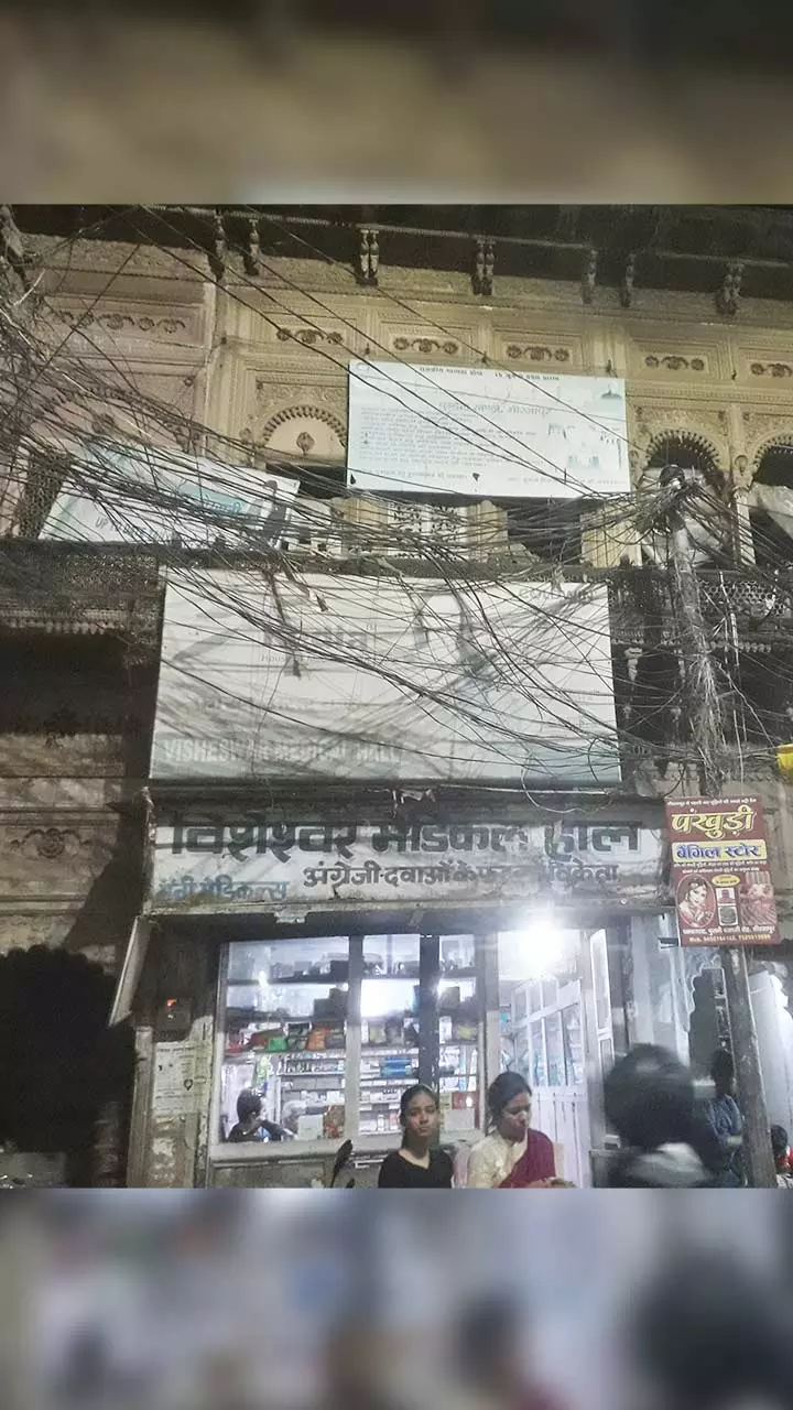 वेब सीरीज से इतर कैसा है मिर्ज़ापुर?