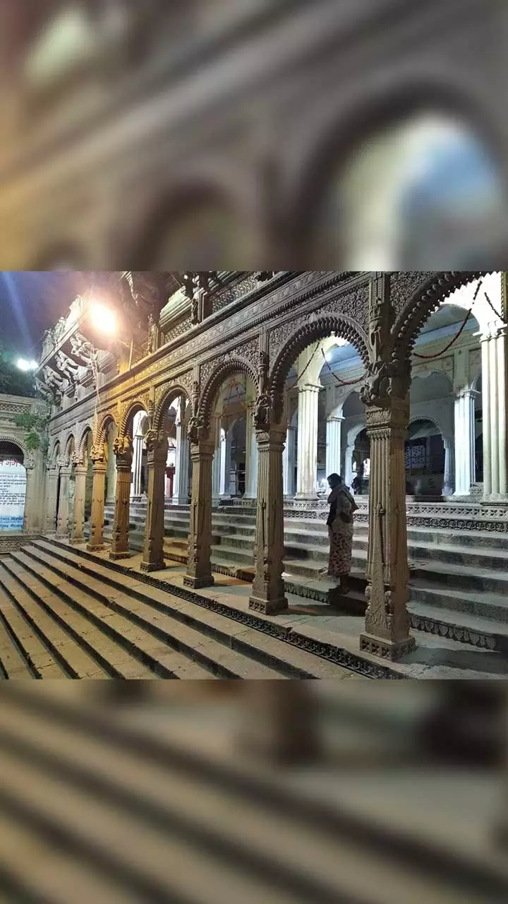 वेब सीरीज से इतर कैसा है मिर्ज़ापुर?