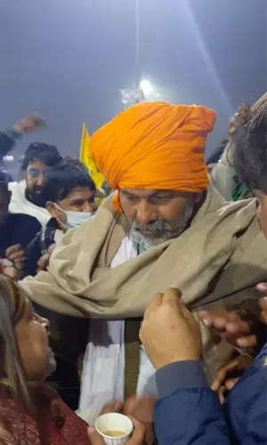 ग़ाज़ीपुर बॉर्डर: रात के सन्नाटे को चीरती किसानों की नारेबाज़ी