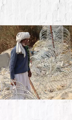 किसान आंदोलन: प्रदर्शनस्थलों पर दिल्ली पुलिस ने लगाए कंटीले तार, बैरिकेड्स