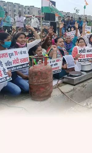 चंडीगढ़ में महिला कांग्रेस ने किया ईंधन दामों में बढ़ोतरी के ख़िलाफ़ अजीबोगरीब प्रदर्शन