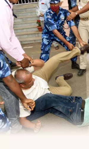 बिहार विधानसभा में तांडव, विपक्ष के विधायकों को पीटकर घसीट ले गई पुलिस