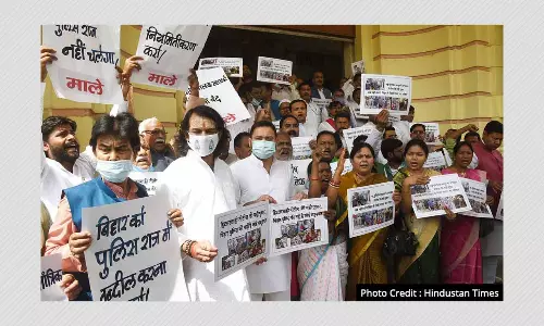 बिहार विधानसभा में तांडव, विपक्ष के विधायकों को पीटकर घसीट ले गई पुलिस