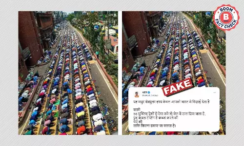 सड़क पर नमाज़ अदा कर रहे लोगों की ये तस्वीर भ्रामक दावे के साथ वायरल है