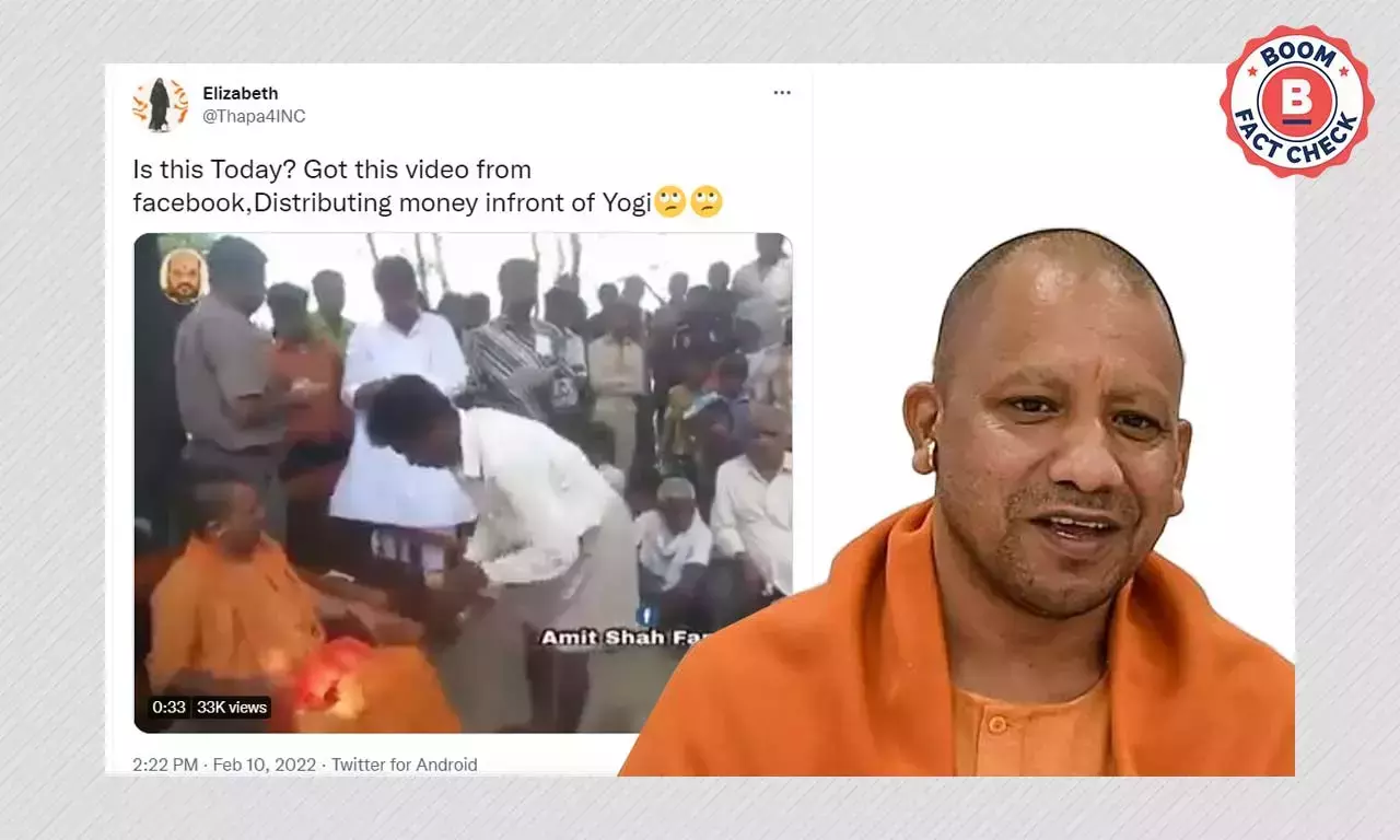 किसानों को मुआवज़ा बांटते योगी आदित्यनाथ का पुराना वीडियो फ़र्ज़ी दावे से वायरल