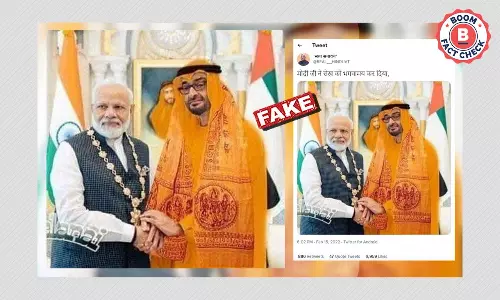 अबू धाबी के क्राउन प्रिंस को भगवा लिबास में दिखाती यह तस्वीर फ़ोटोशॉप्ड है