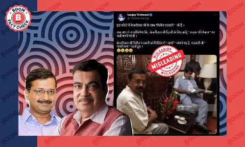 नहीं, इस तस्वीर में अरविंद केजरीवाल नितिन गडकरी से माफ़ी नहीं मांग रहे हैं