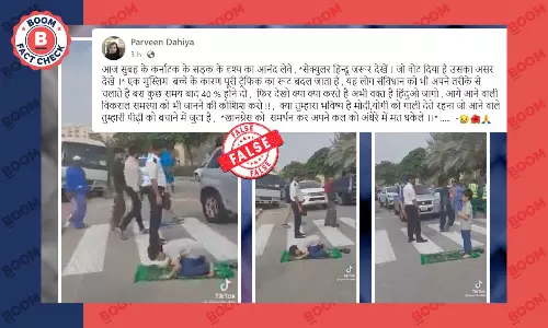 बीच सड़क पर नमाज पढ़ते बच्चे का यह वीडियो कर्नाटक का नहीं है